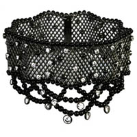 Браслет от Boucheron из не буржуазной (Not Bourgois) коллекции: готическая металлическая черная сетка с прозрачными бриллиантами для тех, кто любит все нетрадиционное